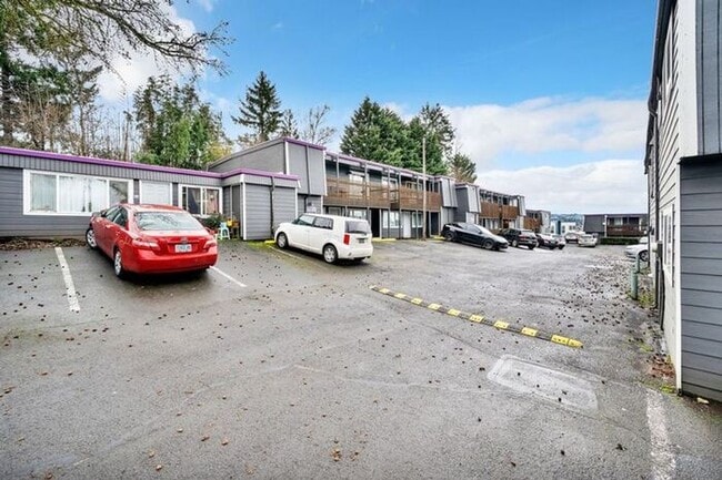 Building Photo - FIRST MONTHS RENT FREE! 2 bedroom 1 bath!!