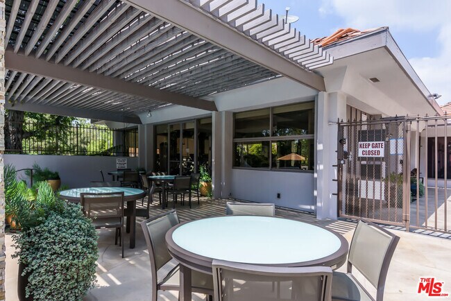 Building Photo - 2880 Woodwardia Dr