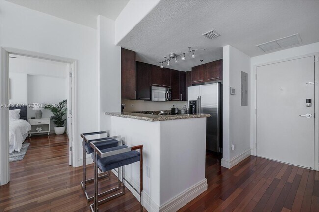 Building Photo - 6515 Collins Ave