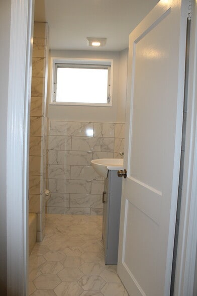 2nd floor bath - 1917 Winton Ave
