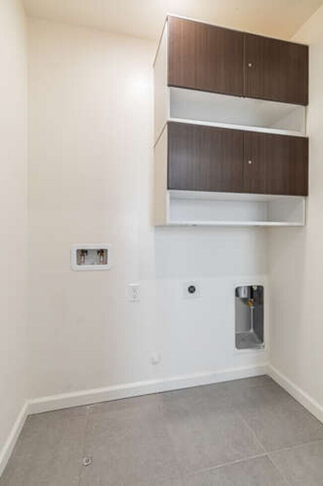 Building Photo - Charming Riverstone Home with Spacious Kitchen Island & Private Backyard & Solar