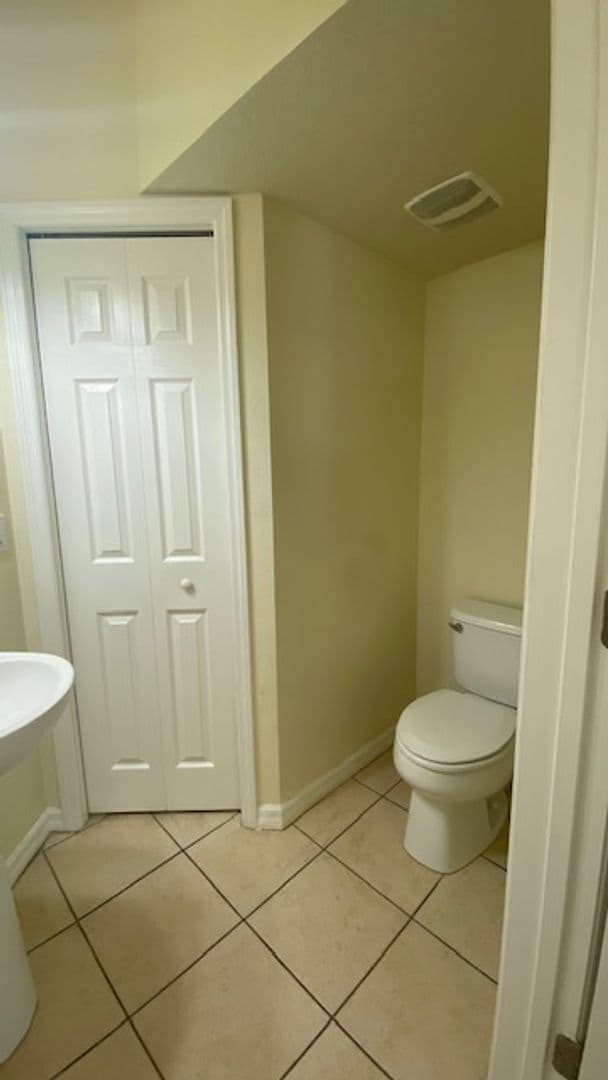 Building Photo - Beautiful 3 Bedroom 2.5 Bath Townhome in Lakeside Village!!