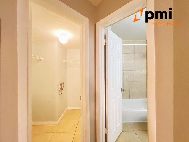 Building Photo - "Charming 2-Bed, 2-Bath Condo Oasis in Kis...