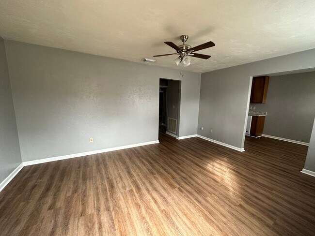 Building Photo - Remodeled downstairs unit in Pointe East avail NOW!