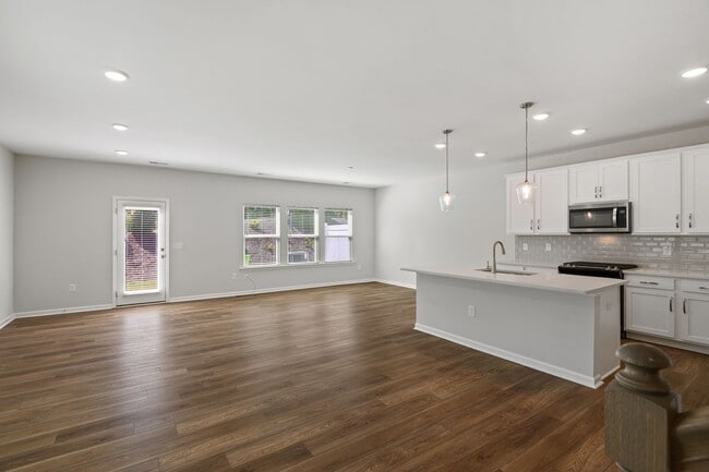 Building Photo - Gorgeous end-unit townhome near Brier Creek!