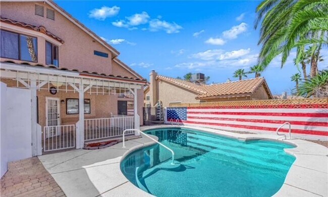 Building Photo - STUNNING 4 BEDROOM 3 BATH, 2 STORY HOME WI...
