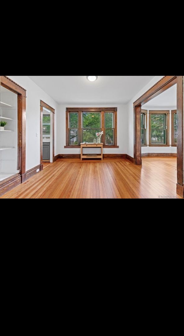 Building Photo - OVERSIZED FIRST FLOOR 3 BEDROOM APARTMENT WITH WASHER/DRYER