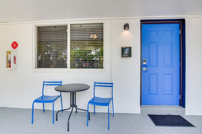 Building Photo - 412 NE 4th Ave