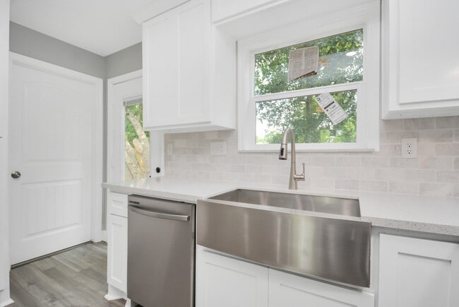 Building Photo - 2707 Mc Nay Dr