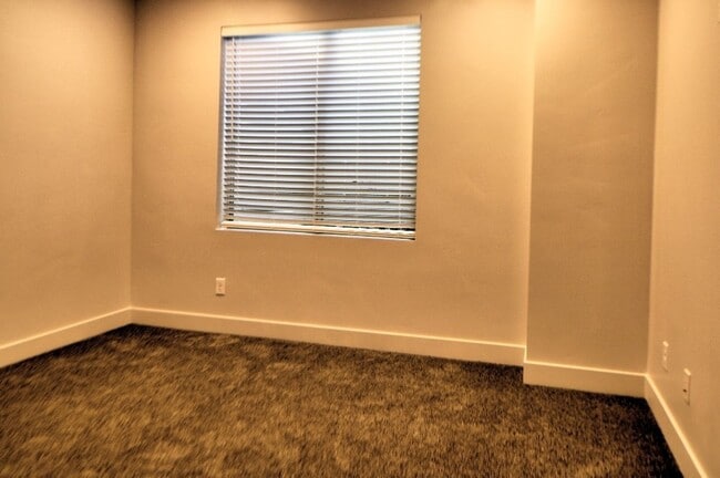 Building Photo - 67 E 500 S
