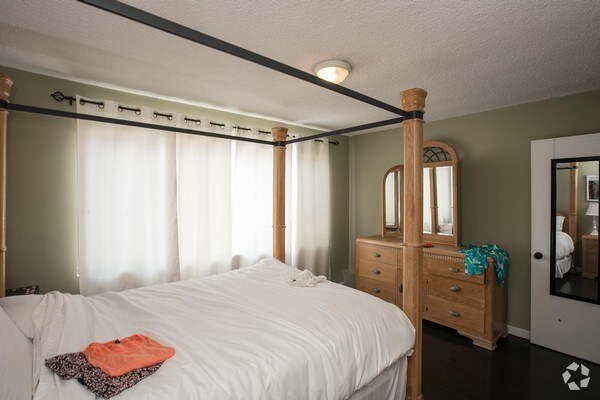 Building Photo - 2328 Virginia Ave