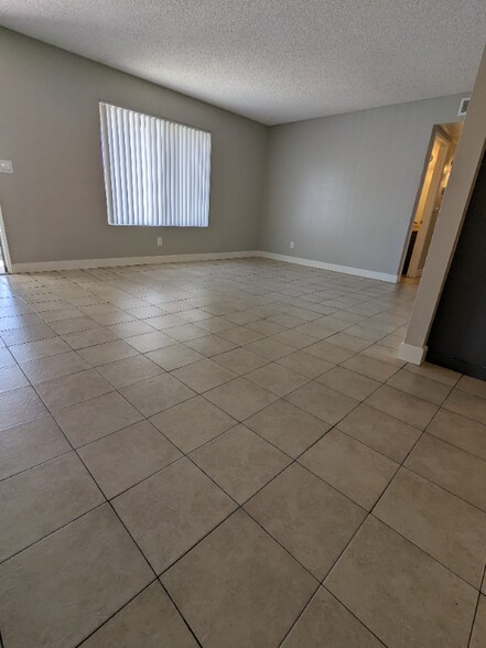 Building Photo - 815 N Peach Ave
