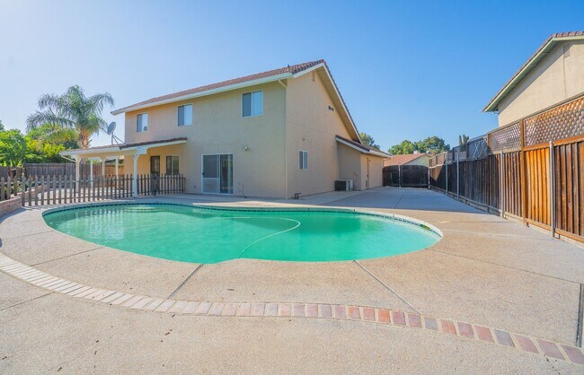 Building Photo - BEAUTIFUL 4 BEDROOM HOME WITH SWIMMING POOL!