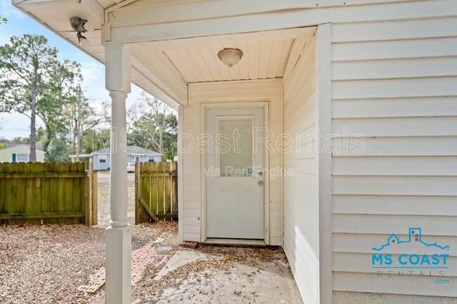 Building Photo - 340 Hiller Dr