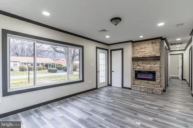 Building Photo - 259 Pinecrest Dr