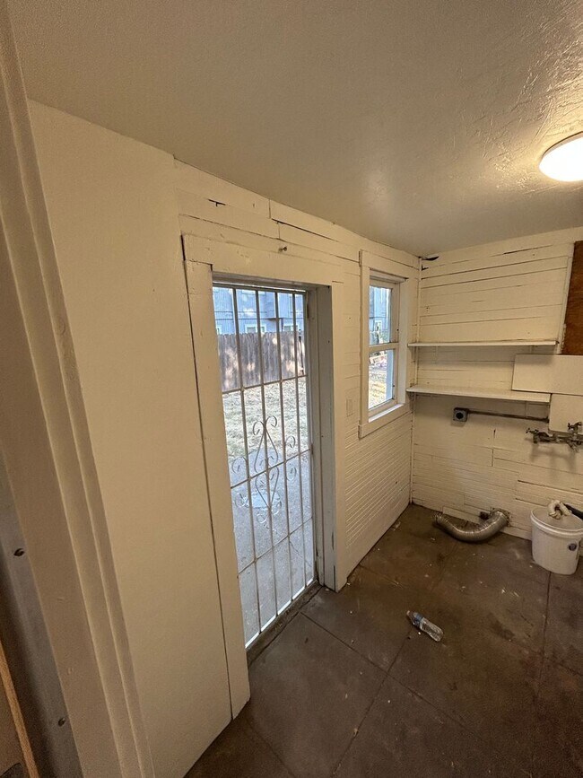 Building Photo - MOVE IN SPECIAL- $500 OFF OF THE 1ST MONTHS RENT-3 bedroom 2 bath with bonus storage room or bedr...