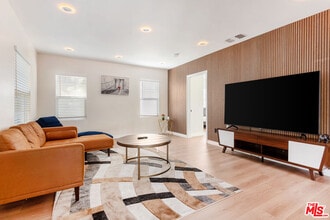 Building Photo - 1419 N Orange Dr