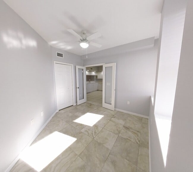 Building Photo - 1200 Country Club Dr
