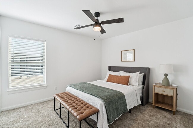 Building Photo - Fully Furnished 4 Bedroom + Bonus Room