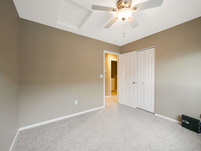 Building Photo - 3 Bed and 2.5 Bath Stunning Single-family ...