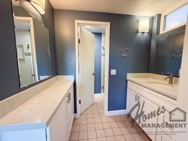 Building Photo - Homes Management - 3 bed, 2 bath home off Oak Hill