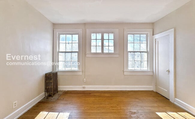 Building Photo - 904 3rd St W