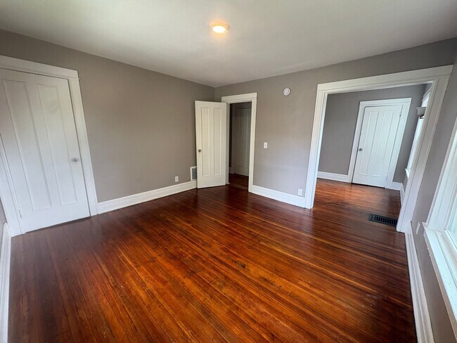 Building Photo - Charming Three Bedroom Townhouse!