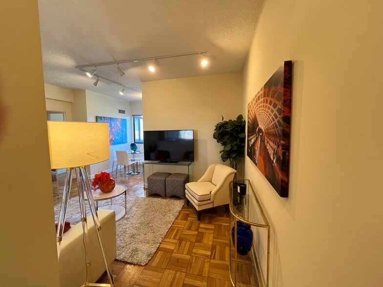 Building Photo - Washington House