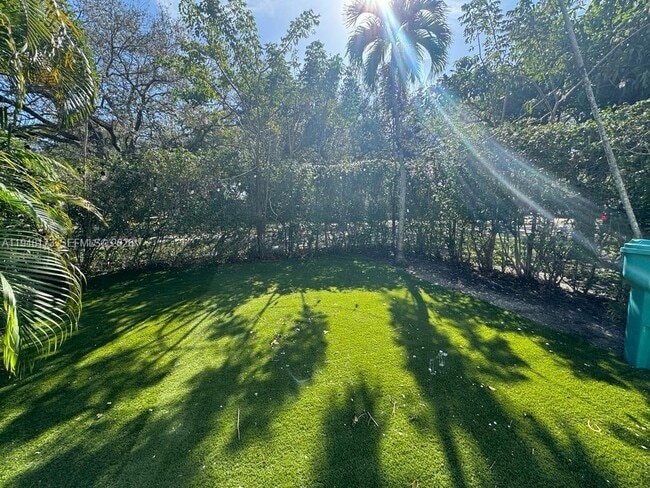 Building Photo - 11912 NE 10th Ave