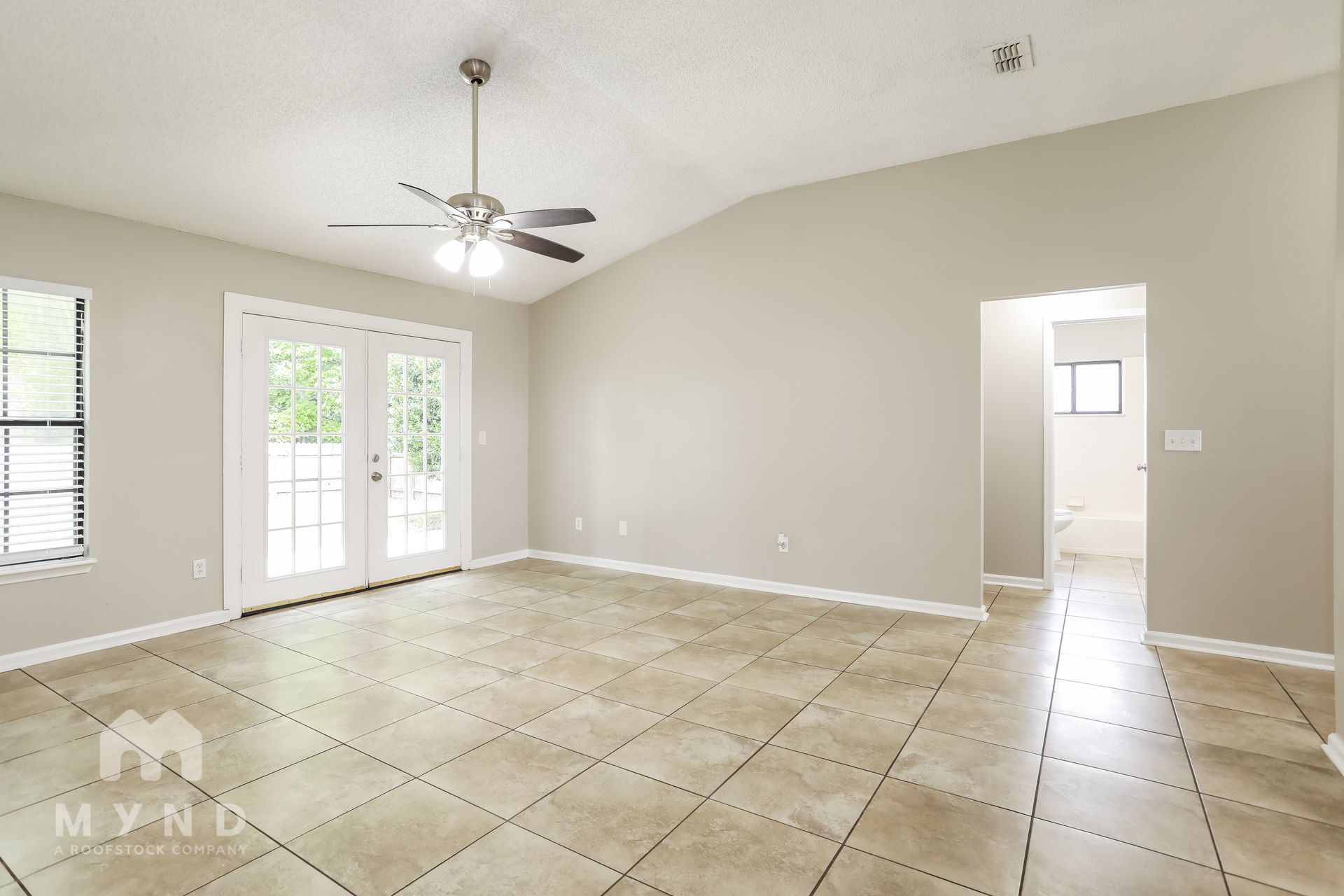 Building Photo - 398 Willow Green Dr