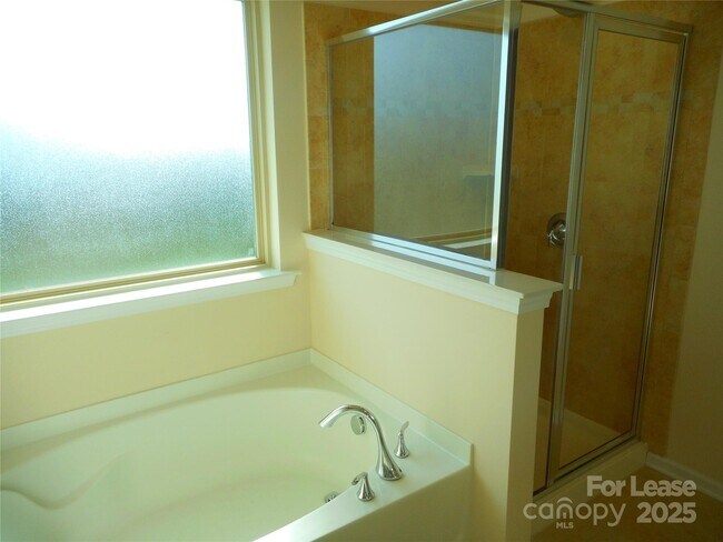 Building Photo - 3038 Oakmere Rd