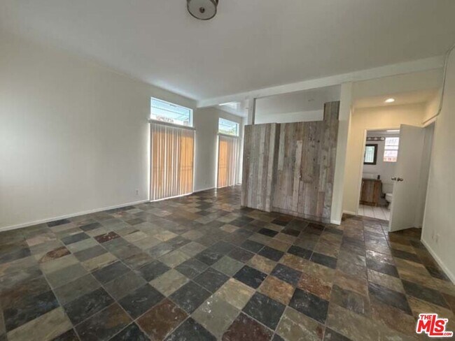 Building Photo - 915 Broadway St