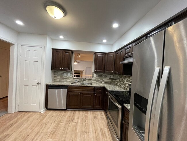 Building Photo - 3 bedroom townhome! Fenced backyard.