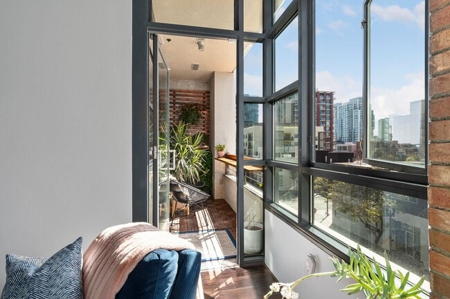 Building Photo - Modern Chic 2 bedroom at M2i