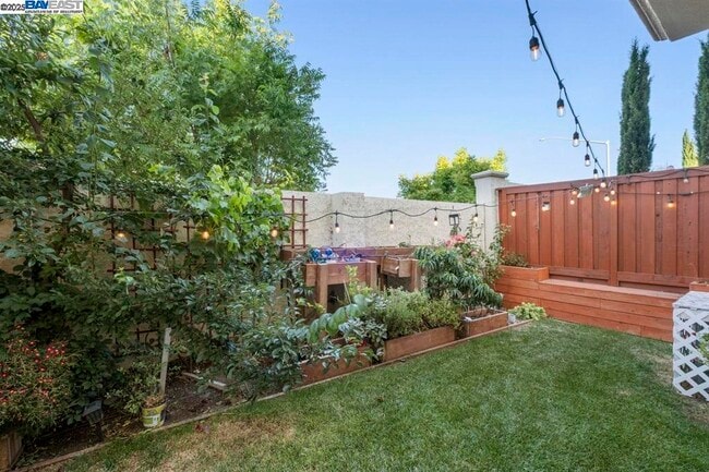 Building Photo - 2525 Modena Dr
