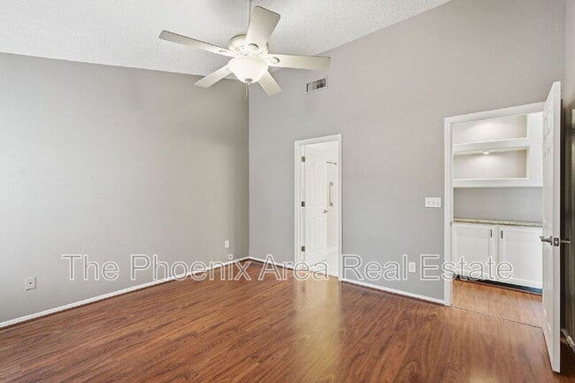 Building Photo - 4425 E Douglas Ave