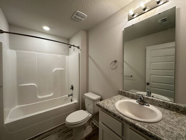 Building Photo - 4 bedroom 2 bath home in the Woodlands Subdivision in Milton, FL!