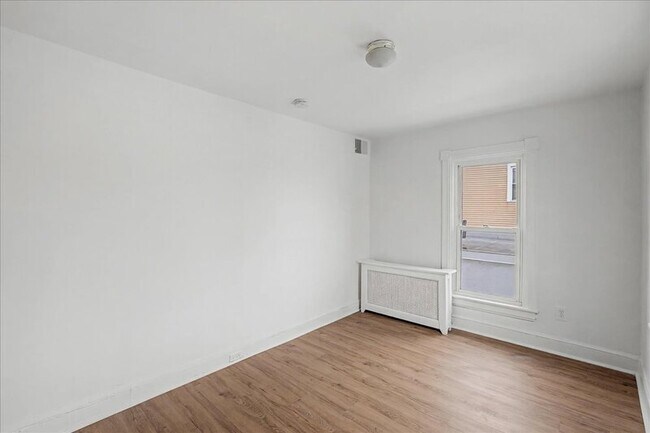 Building Photo - 206 N Broadway