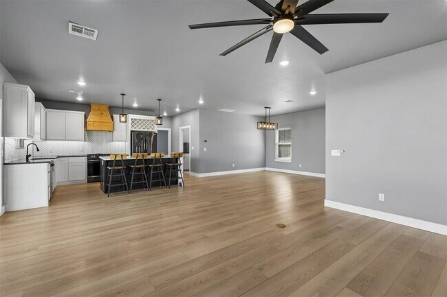 Building Photo - 4930 Meadow Dr