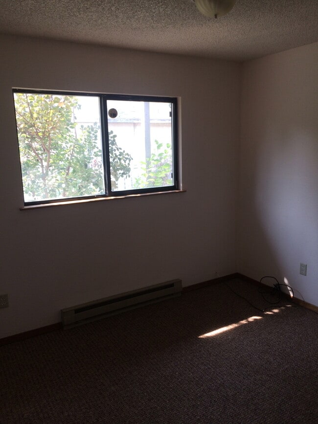 Building Photo - 4 Bedroom Home Under Radio Hill