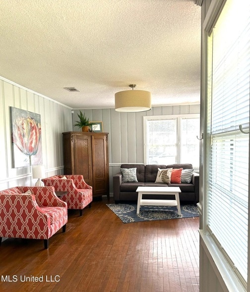 Building Photo - 1323 3rd St