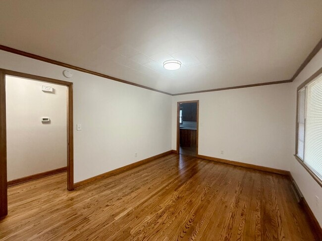 Building Photo - Three bedroom, 1.5 bath house in Burlington