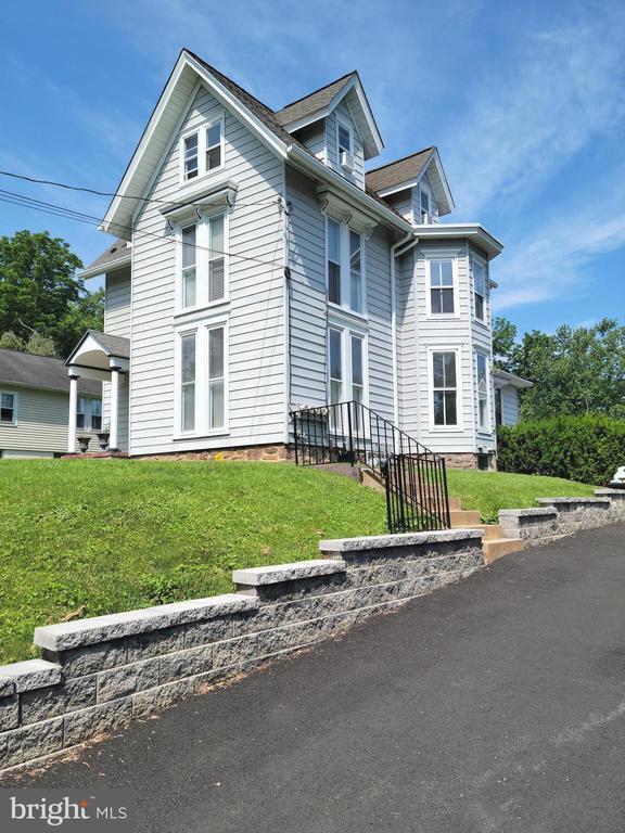 Primary Photo - 20 W College Ave