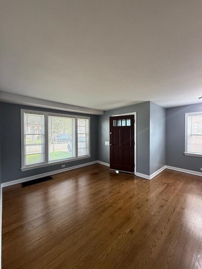 Building Photo - 7529 W Rosedale Ave