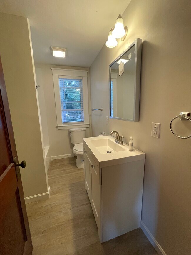 Building Photo - 301 Ash St