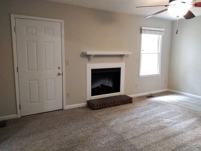 Building Photo - UPDATED & SPACIOUS 3 Bedroom 2 Bathroom home close to SHOPPING & FT BRAGG!!