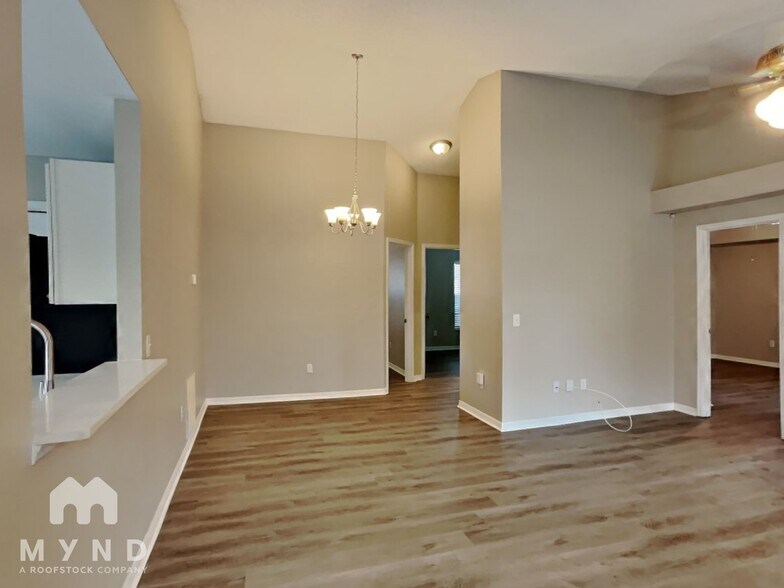 Building Photo - 4830 Fort Dodge St