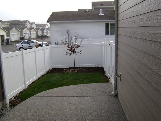 Building Photo - 7511 Kodiak Ave NE