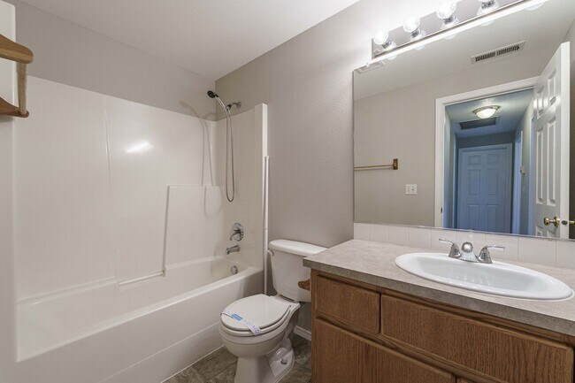 Building Photo - Your Next Home Awaits! 4BR/2.5BA with Fenc...