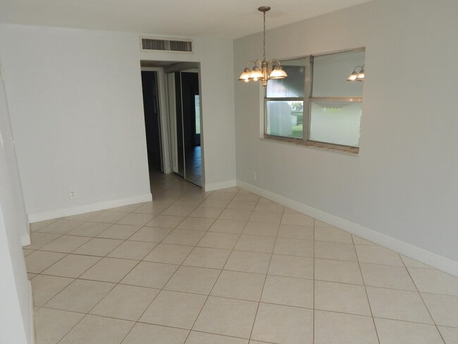 Building Photo - 242 Seville K